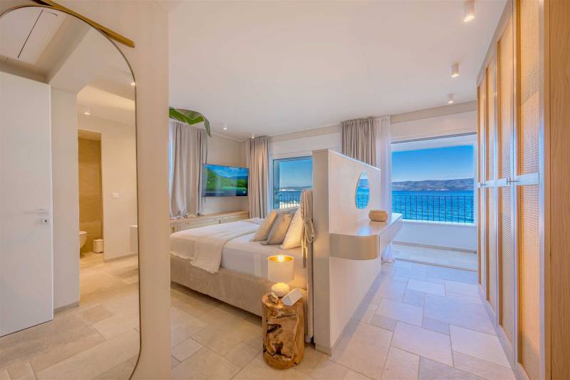 Beachfront Villa Lara with Pool Omiš