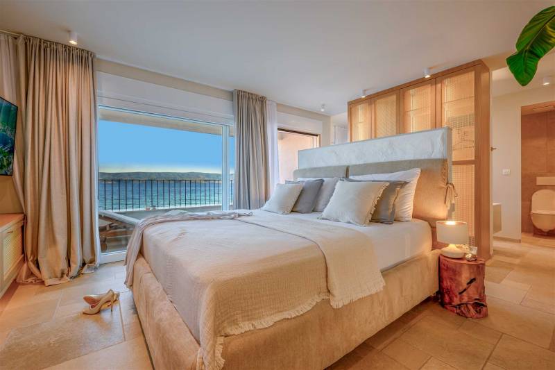 Beachfront Villa Lara with Pool Omiš