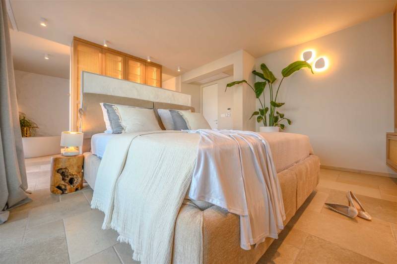 Beachfront Villa Lara with Pool Omiš