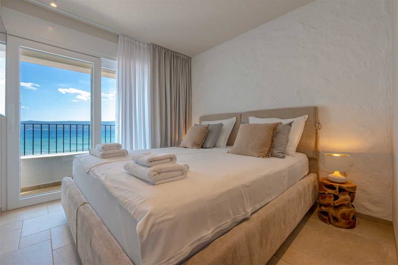 Beachfront Villa Lara with Pool Omiš