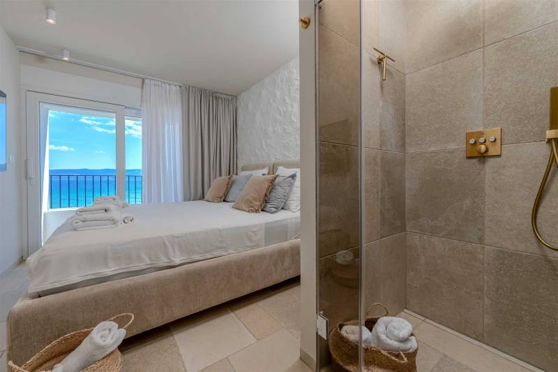Beachfront Villa Lara with Pool Omiš