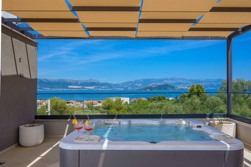 Willa Noir Olivum z Basenem Trogir