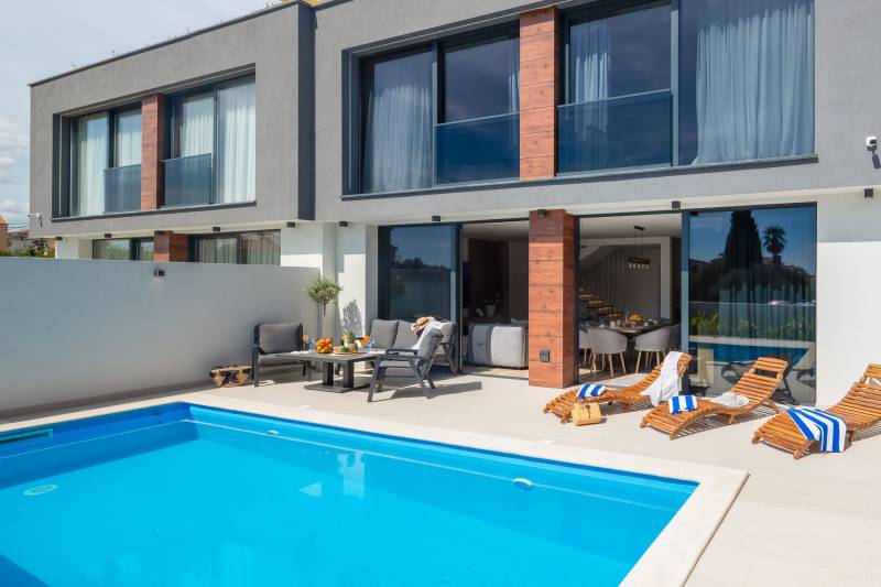 Luxusvilla Etera mit beheiztem Pool Split