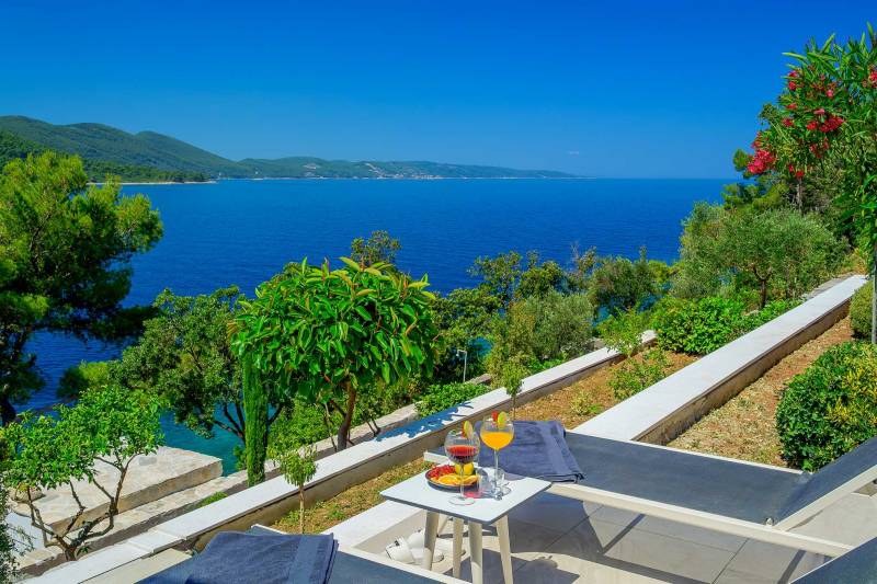 Beachfront Villa Crystal Bay with Pool Korčula