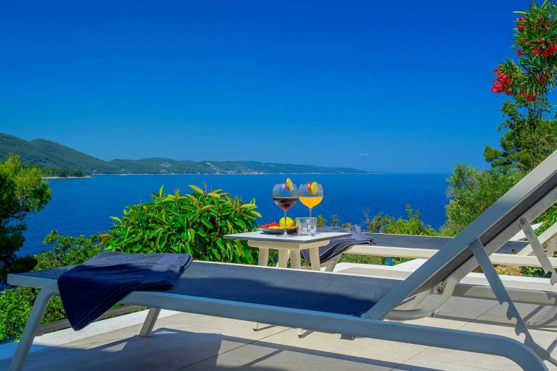 Beachfront Villa Crystal Bay with Pool Korčula
