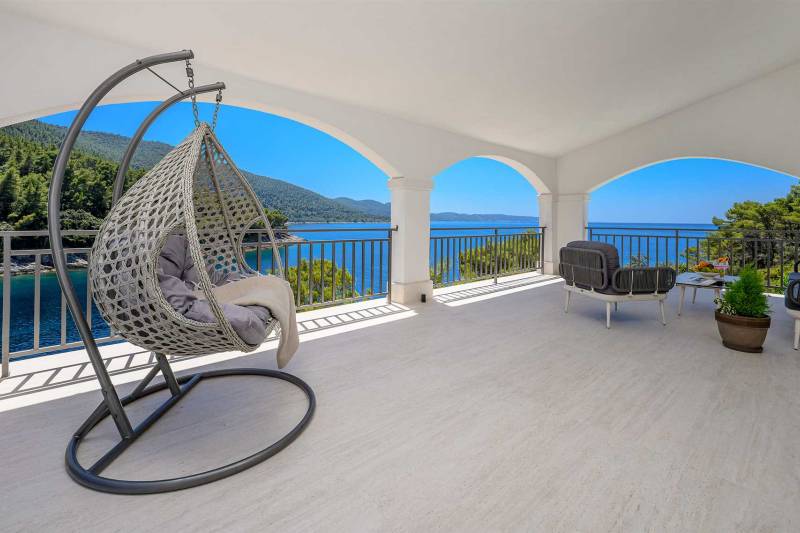 Beachfront Villa Crystal Bay with Pool Korčula