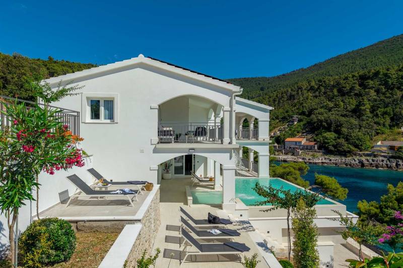 Beachfront Villa Crystal Bay with Pool Korčula